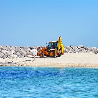 Maquinaria en obra junto al mar en Cancún